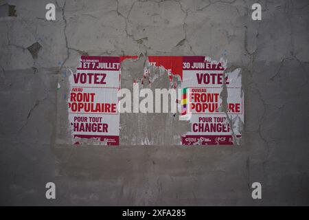 Paris, Frankreich, 1. Juli 2024. Torn Nouveau Front Populaire-Kampagnenplakate im stadtwohnsitz des Arbeiterviertels von Paris, Frankreich, nachdem die linke Volksfront am 30. Juni die Wahlen verloren hat. Stockfoto