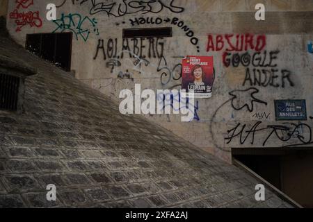 Paris, Frankreich, 1. Juli 2024. Nouveau Front Populaire-Wahlkampfplakat, das Sarah Legrain an einer Wand mit Graffiti zeigt, im Arbeiterviertel von Paris, Frankreich, nachdem die linke Volksfront am 30. Juni die Wahlen verloren hatte. Stockfoto