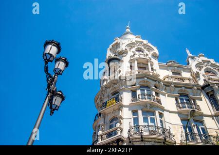 Fassade der Casa Gallardo, Ansicht von unten. Plaza de España, Madrid, Spanien. Stockfoto