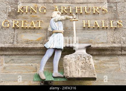 King Arthur's Great Halls, Tintagel, Cornwall, Großbritannien – Tintagel ist der Ort, an dem King Arthur's Castle and the Round Table errichtet wurde. Die Überreste eines großen Stockfoto