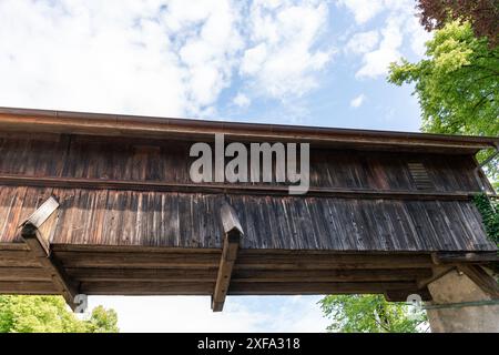 Überdachte Holzbrücke auf Steinpfeilern. Sehen Sie sich einen blauen Himmel mit Wolken an. Stockfoto