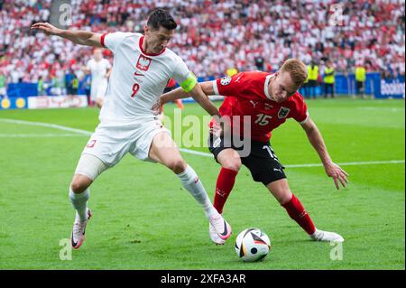 BERLIN, DEUTSCHLAND - 21. JUNI 2024: Euro 2024 Groupe D Spiel Polen gegen Österreich 1:3. Robert Lewandowski (L) Philipp Lienhart (R) Stockfoto