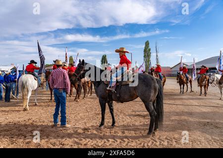 Junge Cowboys und Cowgirls bilden sich vor dem Grand Entry bei einem Rodeo in einer kleinen ländlichen Stadt Utah. Stockfoto