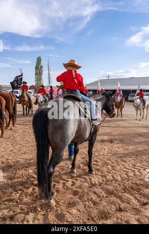 Junge Cowboys und Cowgirls bilden sich vor dem Grand Entry bei einem Rodeo in einer kleinen ländlichen Stadt Utah. Stockfoto