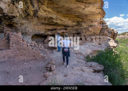 Touristen besuchen die prähispanischen Ahnen Puebloan Ruinen der fünf Kiva Pueblo oder Little Westwater Ruine in der Nähe von Blanding, Utah. Stockfoto