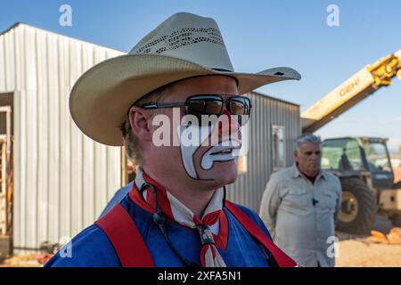 Ein PRCA-Rodeo-Clown / Stierkämpfer in Gesichtsfarbe und Kostüm bei einem Rodeo im ländlichen Utah. Stockfoto