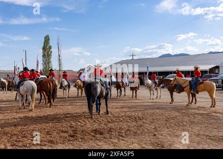 Junge Cowboys und Cowgirls bilden sich vor dem Grand Entry bei einem Rodeo in einer kleinen ländlichen Stadt Utah. Stockfoto