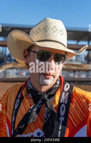Ein PRCA-Rodeo-Clown / Stierkämpfer in seinem Kostüm bei einem Rodeo im ländlichen Utah. Stockfoto
