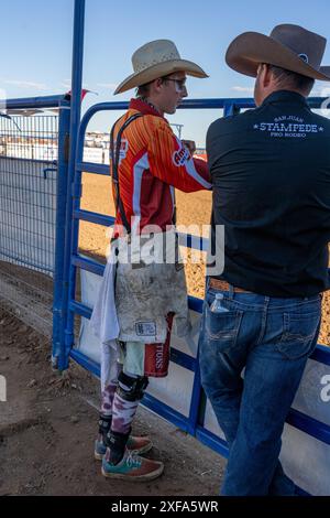 Ein PRCA-Rodeo-Clown / Stierkämpfer in seinem Kostüm bei einem Rodeo im ländlichen Utah. Stockfoto