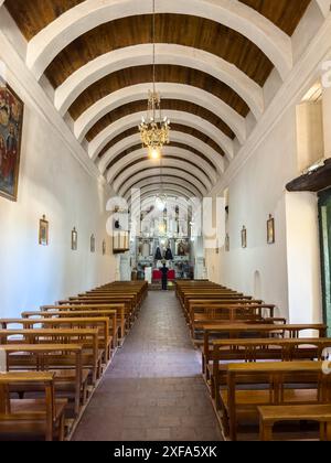 Der Hauptaltar der Kirche San Jose de Cachi, eine Kolonialkirche aus dem 18. Jahrhundert in Cachi, Argentinien. Stockfoto