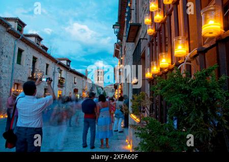 Bürgermeisterstraße während des Concierto de las Velas, Nachtblick. Pedraza, Provinz Segovia, Castilla Leon, Spanien. Stockfoto