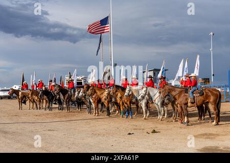 Junge Cowboys und Cowgirls bilden sich vor dem Grand Entry bei einem Rodeo in einer kleinen ländlichen Stadt Utah. Stockfoto