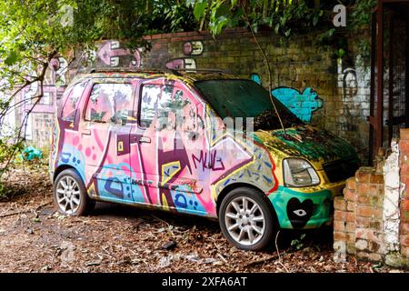 Straßenkunst auf dem verlassenen alten suzuki-Wagen-R-Car-Graffiti-Wandgemälde in newcastle upon tyne newcastle Stockfoto