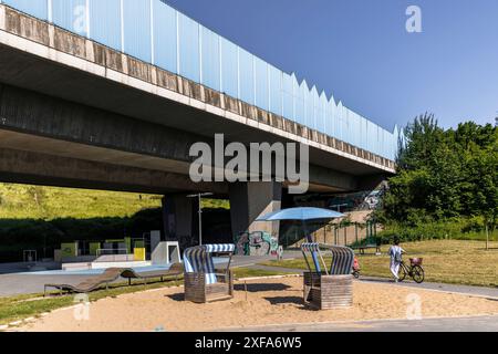 Spielplatz unterhalb der Brücke der Bundesstraße 236 östlich des Phönixsees, Dortmund, Nordrhein-Westfalen, Deutschland. Spielplatz unterhalb der B Stockfoto