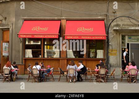 Gäste speisen im Freien in der Mercanti Pizzeria Autentica italienisches Restaurant mit Außentischen in Sofia, Bulgarien, Osteuropa, Balkan, EU Stockfoto