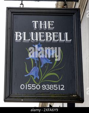 Traditionelles hängendes Pub-Schild im Blue Bell Inn - Public House - High Street, Llandovery, Carmarthenshire, Wales, Großbritannien Stockfoto