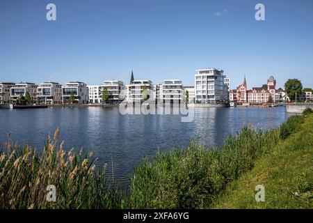 Der Phönixsee im Hoerde-Viertel, Blick auf das medizinische Zentrum. Der See und seine benachbarten Gebäude wurden an der Stelle der ehemaligen Phoen errichtet Stockfoto