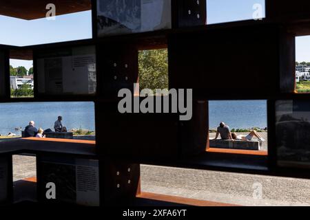 Blick aus der Gedenkstätte für Zwangsarbeiter auf der Kulturinsel am Phönixsee im Stadtteil Hoerde in Dortmund, Nordrhein-Westfalen. It Stockfoto