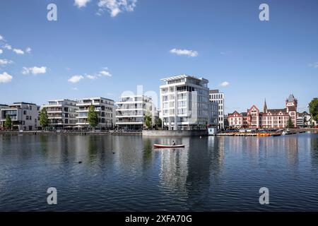 Der Phönixsee im Hoerde-Viertel, Blick auf das medizinische Zentrum. Der See und seine benachbarten Gebäude wurden an der Stelle der ehemaligen Phoen errichtet Stockfoto