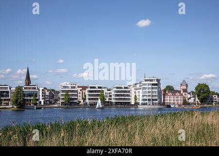 Der Phönixsee im Hoerde-Viertel, Blick auf das medizinische Zentrum. Der See und seine benachbarten Gebäude wurden an der Stelle der ehemaligen Phoen errichtet Stockfoto