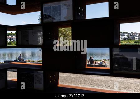 Blick aus der Gedenkstätte für Zwangsarbeiter auf der Kulturinsel am Phönixsee im Stadtteil Hoerde in Dortmund, Nordrhein-Westfalen. It Stockfoto