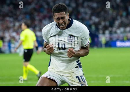 GELSENKIRCHEN, DEUTSCHLAND - JUNI 30: Jude Bellingham aus England feiert im Achtelfinale der UEFA EURO 2024 zwischen England und der Slowakei Stockfoto