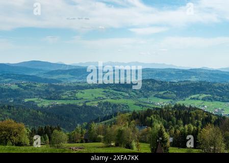 Im Frühling liegen die unteren Hügel der Beskiden und die höheren Berge der Mala Fatra von Bahenec in den Slezske Beskiden in Tschechien Stockfoto