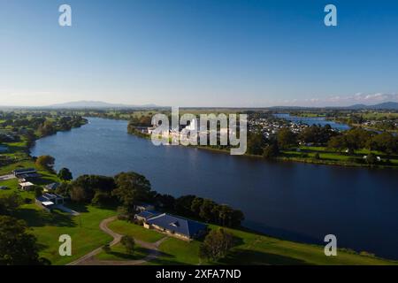 Aerial of Smithtown ist eine kleine Stadt am Ufer des Macleay River in New South Wales, Australien. Stockfoto