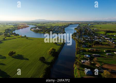 Eine malerische Szene aus Gladstone, New South Wales, Australien. Die Aussicht wird vom Belmore River und Macleay River dominiert. Stockfoto