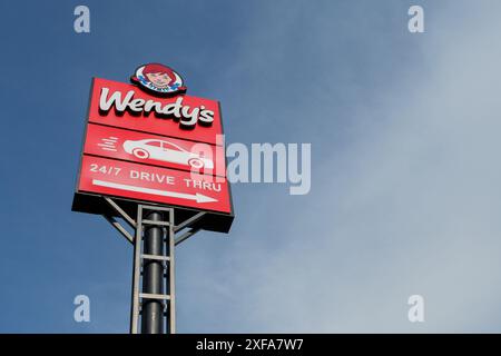 Wendys Drive-Thru-Schild steht hoch vor blauem Himmel. Tiflis, Georgien - 17. Juni 2024. Stockfoto