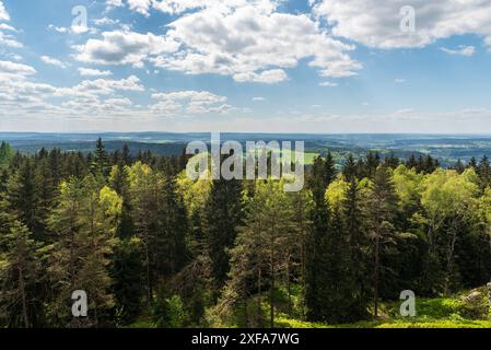 Blick vom Vysoky kamen Hügel im westlichsten Teil der Krusne hory Berge auf der tschechisch-deutschen Grenze während des Frühlingsnachmittags Stockfoto