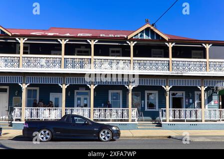 Ein zweistöckiges Gebäude, bekannt als das historische Star Hotel, am Ufer des Nambucca River in Macksville, New South Wales, Australien. Stockfoto