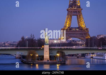 FRANKREICH. PARIS (75) 15. ARRONDISSEMENT. EINE NACHBILDUNG (11,5 M) VON BARTHOLDIS BERÜHMTER FREIHEITSSTATUE WURDE IN DER NÄHE DER ILE AUX CYGNES ERRICHTET, MIT DEM Stockfoto