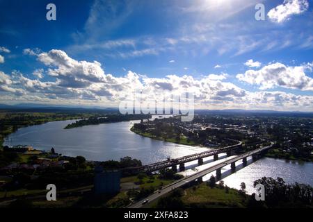 Luftaufnahme von Grafton, New South Wales, Australien. Der Mittelpunkt ist der majestätische Clarence River, der durch das Herz der Stadt fließt. Stockfoto