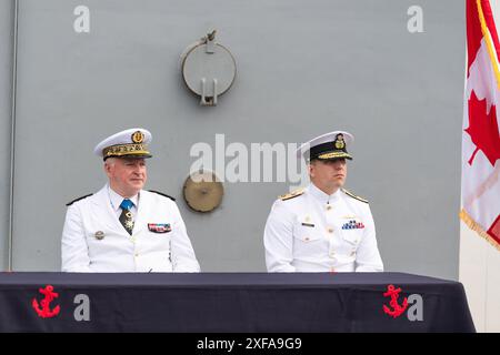 (Von L nach R): Vizeadmiral Didier Malaterre, stellvertretender Befehlshaber des NATO Allied Maritime Command (MARCOM) und Konteradmiral Matthew D. Coates von der Royal Canadian Navy werden während der Zeremonie gesehen. Das Kommando über die Standing Maritime Group 2 (SNMG2) der NATO wurde Konteradmiral Matthew D. Coates von der Royal Canadian Navy von Konteradmiral Yannick Bossu bei einer Zeremonie an Bord des French Batiment de Commandement et Ravitaillement (BCR) Somme unter dem Vorsitz von Vize-Admiral Didier Malaterre übergeben. stellvertretender Befehlshaber des NATO Allied Maritime Command (MARCOM). Stockfoto