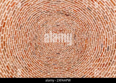 Runder Backsteindecke aus nächster Nähe, traditionelle georgianische Architektur, Kuppeldecke von innen, Hintergrund mit architektonischem Muster. Stockfoto