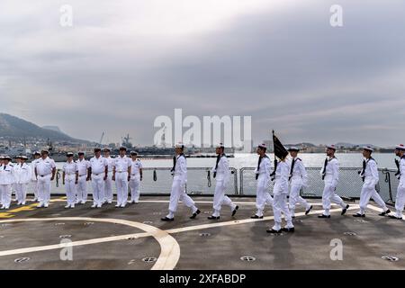 Marinemilitäre werden während der Zeremonie des Kommandos der Standing Maritime Group 2 (SNMG2) der NATO gesehen, die Konteradmiral Matthew D. Coates von der Royal Canadian Navy von Konteradmiral Yannick Bossu an Bord des French Batiment de Commandement et Ravitaillement (BCR) Somme unter dem Vorsitz von Vizeadmiral Didier Malaterre übergeben wurde. stellvertretender Befehlshaber des NATO Allied Maritime Command (MARCOM) in Toulon, Frankreich am 1. Juli 2024. Foto: Laurent Coust/ABACAPRESS. KOM Stockfoto