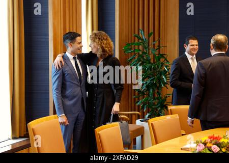 DEN HAAG - ehemaliger Minister für Klima und Energie Rob Jetten während der Übergabe an seine Nachfolgeministerin für Klima und grünes Wachstum Sophie Hermans im Ministerium für Wirtschaft und Klima. ANP BAS CZERWINSKI niederlande aus - belgien aus Stockfoto