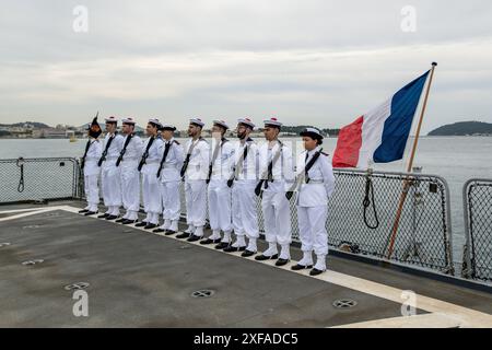 Toulon, Frankreich. Juli 2024. Während der Zeremonie werden französische Fusilliers gesehen. Das Kommando über die Standing Maritime Group 2 (SNMG2) der NATO wurde Konteradmiral Matthew D. Coates von der Royal Canadian Navy von Konteradmiral Yannick Bossu bei einer Zeremonie an Bord des French Batiment de Commandement et Ravitaillement (BCR) Somme unter dem Vorsitz von Vize-Admiral Didier Malaterre übergeben. stellvertretender Befehlshaber des NATO Allied Maritime Command (MARCOM). Quelle: SOPA Images Limited/Alamy Live News Stockfoto