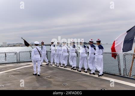 Toulon, Frankreich. Juli 2024. Während der Zeremonie werden französische Fusilliers gesehen. Das Kommando über die Standing Maritime Group 2 (SNMG2) der NATO wurde Konteradmiral Matthew D. Coates von der Royal Canadian Navy von Konteradmiral Yannick Bossu bei einer Zeremonie an Bord des French Batiment de Commandement et Ravitaillement (BCR) Somme unter dem Vorsitz von Vize-Admiral Didier Malaterre übergeben. stellvertretender Befehlshaber des NATO Allied Maritime Command (MARCOM). Quelle: SOPA Images Limited/Alamy Live News Stockfoto