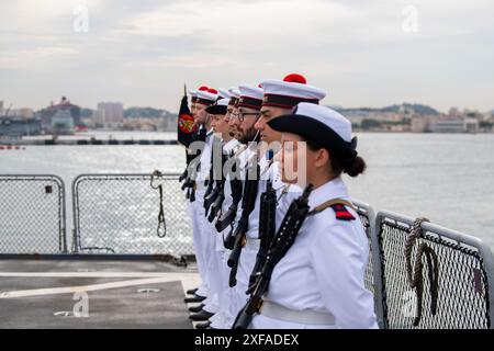 Toulon, Frankreich. Juli 2024. Während der Zeremonie werden französische Fusilliers gesehen. Das Kommando über die Standing Maritime Group 2 (SNMG2) der NATO wurde Konteradmiral Matthew D. Coates von der Royal Canadian Navy von Konteradmiral Yannick Bossu bei einer Zeremonie an Bord des French Batiment de Commandement et Ravitaillement (BCR) Somme unter dem Vorsitz von Vize-Admiral Didier Malaterre übergeben. stellvertretender Befehlshaber des NATO Allied Maritime Command (MARCOM). Quelle: SOPA Images Limited/Alamy Live News Stockfoto