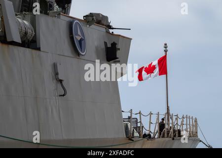 Toulon, Frankreich. Juli 2024. Die Royal Canadian Navy HMCS Charlottetown legt im Militärhafen von Toulon an. Das Kommando über die Standing Maritime Group 2 (SNMG2) der NATO wurde Konteradmiral Matthew D. Coates von der Royal Canadian Navy von Konteradmiral Yannick Bossu bei einer Zeremonie an Bord des French Batiment de Commandement et Ravitaillement (BCR) Somme unter dem Vorsitz von Vize-Admiral Didier Malaterre übergeben. stellvertretender Befehlshaber des NATO Allied Maritime Command (MARCOM). Quelle: SOPA Images Limited/Alamy Live News Stockfoto