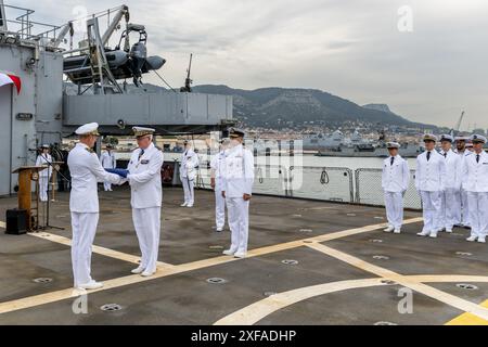 Toulon, Frankreich. Juli 2024. NATO-Flaggenübergabe zwischen Frankreich und Kanada. Das Kommando über die Standing Maritime Group 2 (SNMG2) der NATO wurde Konteradmiral Matthew D. Coates von der Royal Canadian Navy von Konteradmiral Yannick Bossu bei einer Zeremonie an Bord des French Batiment de Commandement et Ravitaillement (BCR) Somme unter dem Vorsitz von Vize-Admiral Didier Malaterre übergeben. stellvertretender Befehlshaber des NATO Allied Maritime Command (MARCOM). (Foto: Laurent Coust/SOPA Images/SIPA USA) Credit: SIPA USA/Alamy Live News Stockfoto