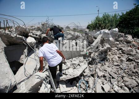 Palästinenser inspizieren ein palästinensisches Haus, das von israelischen Armeefahrzeugen abgerissen wurde, im Dorf Al-Auja in der Nähe von Jericho, dem Jordantal im Westjordanland, am 2. Juli 2024 von israelischen Armeefahrzeugen abgerissen wurde. Foto: Mohammed Nasser apaimages Jericho West Bank Palästinensische Gebiete 020724 Jericho MN 004 Copyright: XapaimagesxMohammedxNasserxapaimagesx Stockfoto