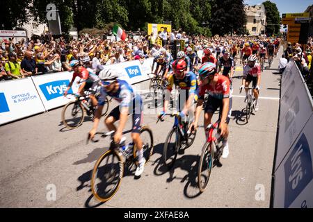 Pinerolo, Italien. Juli 2024. Peloton startet für die vierte Etappe des Tour de France Radrennens über 139, 6 Kilometer (86,9 Meilen) mit Start in Pinerolo und Ziel in Valloire, Italien, Dienstag, den 02. Juli 2024. Sport - Radsport . (Foto: Marco Alpozzi/Lapresse) Credit: LaPresse/Alamy Live News Stockfoto