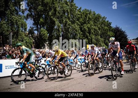 Pinerolo, Italien. Juli 2024. Peloton startet für die vierte Etappe des Tour de France Radrennens über 139, 6 Kilometer (86,9 Meilen) mit Start in Pinerolo und Ziel in Valloire, Italien, Dienstag, den 02. Juli 2024. Sport - Radsport . (Foto: Marco Alpozzi/Lapresse) Credit: LaPresse/Alamy Live News Stockfoto