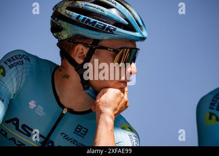 Pinerolo, Italien. Juli 2024. Der kasachische Fahrer Alexey Lutsenko des Astana-Qazaqstan Teams beim Start der vierten Etappe des Tour de France Radrennens über 139, 6 Kilometer (86,9 Meilen) mit Start in Pinerolo und Ziel in Valloire, Italien, Dienstag, 02. Juli 2024. Sport - Radsport . (Foto: Marco Alpozzi/Lapresse) Credit: LaPresse/Alamy Live News Stockfoto