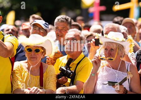 Pinerolo, Italien. Juli 2024. Die Zuschauer betrachten die Radfahrer beim Start der vierten Etappe des Tour de France Radrennens über 139, 6 Kilometer (86,9 Meilen) mit Start in Pinerolo und Ziel in Valloire, Italien, Dienstag, 02. Juli 2024. Sport - Radsport . (Foto: Marco Alpozzi/Lapresse) Credit: LaPresse/Alamy Live News Stockfoto