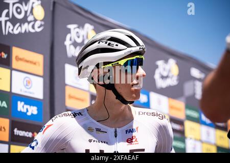 Pinerolo, Italien. Juli 2024. Der slowenische Fahrer Tadej Pogacar des Teams Emirates der Vereinigten Arabischen Emirate am Start der vierten Etappe des Tour de France Radrennens über 139, 6 Kilometer (86,9 Meilen) mit Start in Pinerolo und Ziel in Valloire, Italien, Dienstag, den 02. Juli 2024. Sport - Radsport . (Foto: Marco Alpozzi/Lapresse) Credit: LaPresse/Alamy Live News Stockfoto