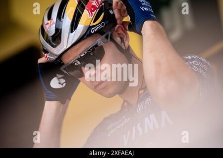 Pinerolo, Italien. Juli 2024. Team Visma – Leasen Sie den belgischen Fahrer des Radteams Wout Van Aert am Beginn der vierten Etappe des Tour de France Radrennens über 139, 6 Kilometer (86,9 Meilen) mit Start in Pinerolo und Ziel in Valloire, Italien, Dienstag, den 02. Juli 2024. Sport - Radsport . (Foto: Marco Alpozzi/Lapresse) Credit: LaPresse/Alamy Live News Stockfoto